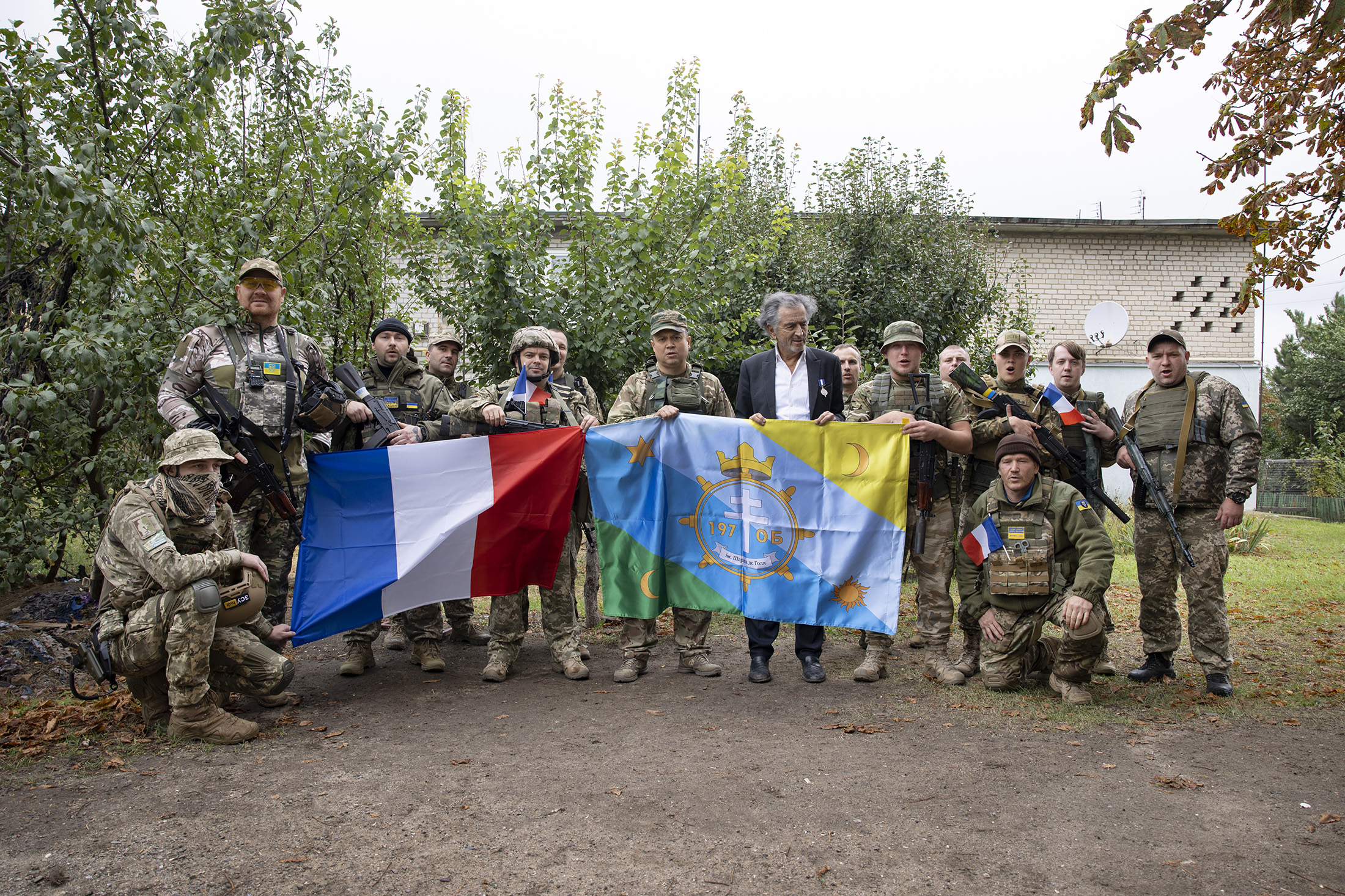 BHL et le Bataillon Charles de Gaulle portent le drapeau du bataillon aux couleurs de l'Ukraine à côté de celui de la France.