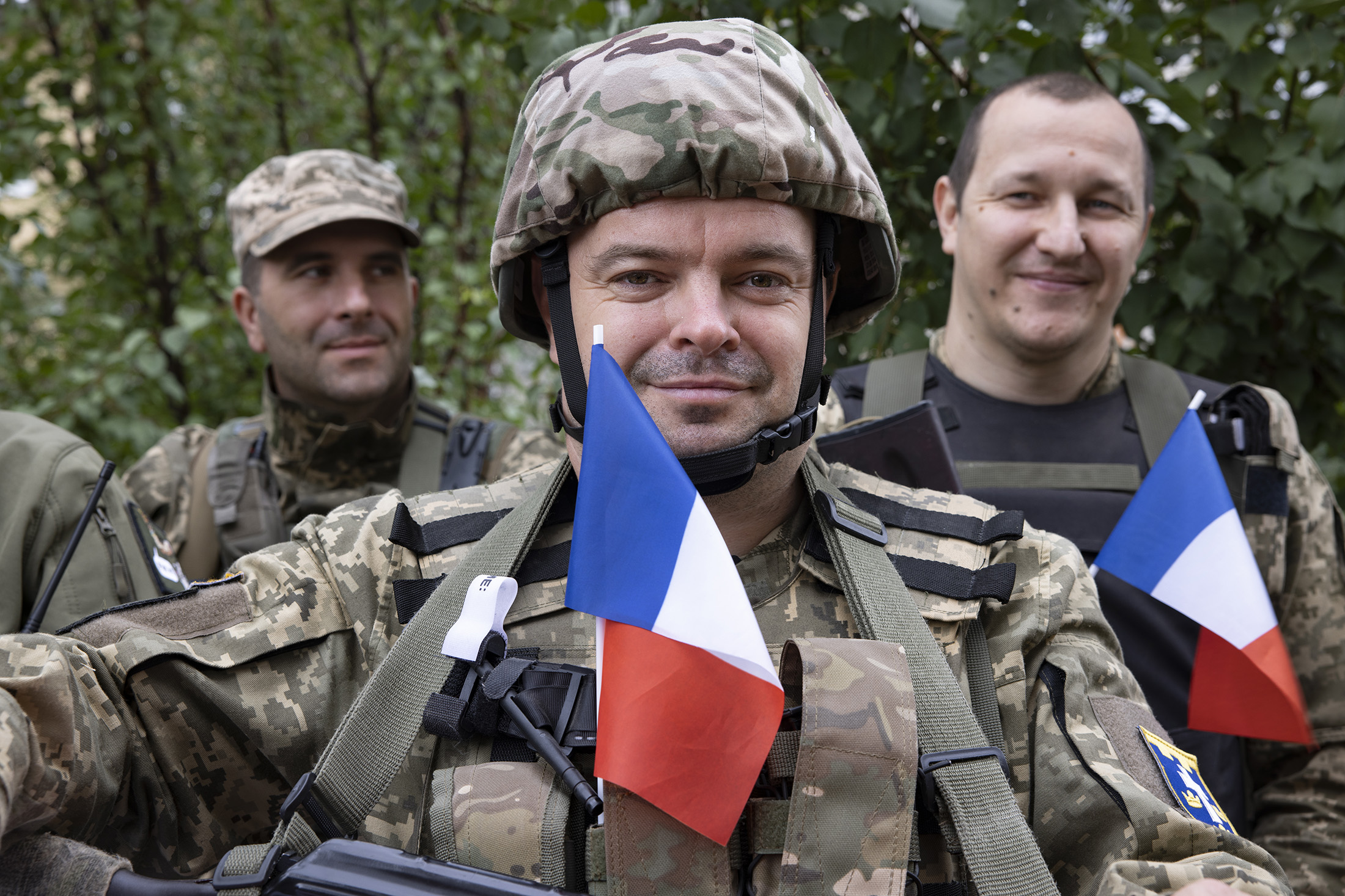 Des militaires ukrainiens du Bataillon Charles de Gaulle portent sur leurs uniformes des drapeaux français.