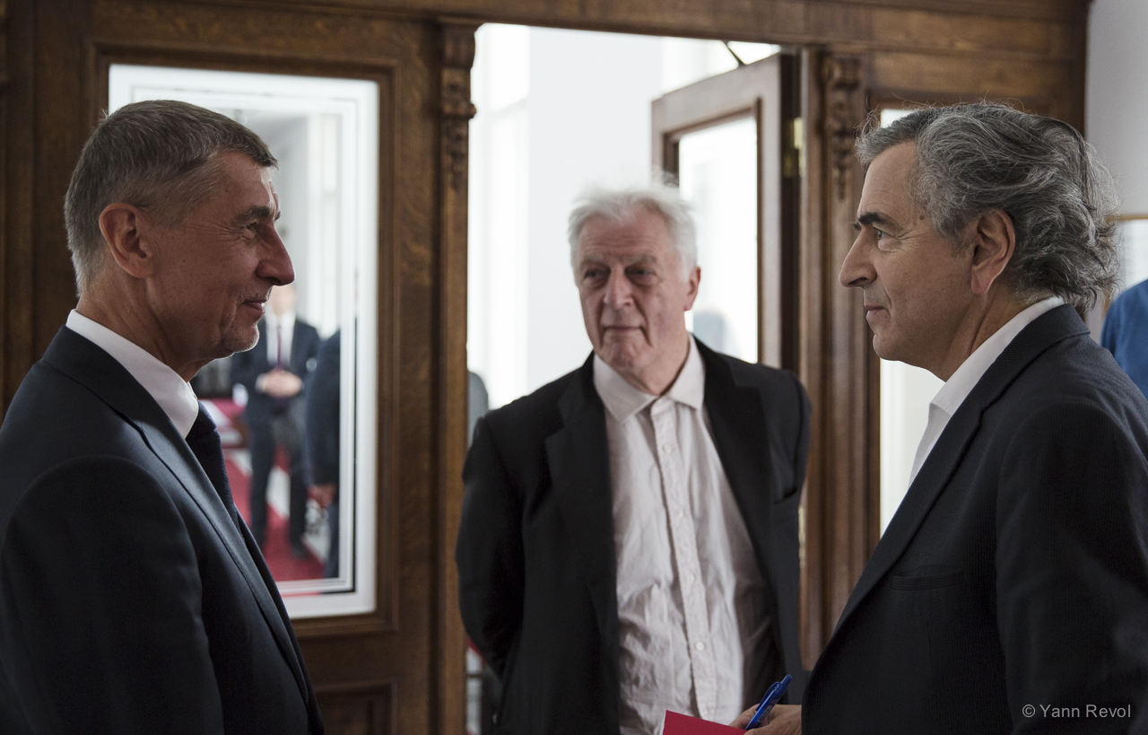 Bernard-Henri Lévy et Gilles Hertzog rencontrent Andrej Babis à Prague.