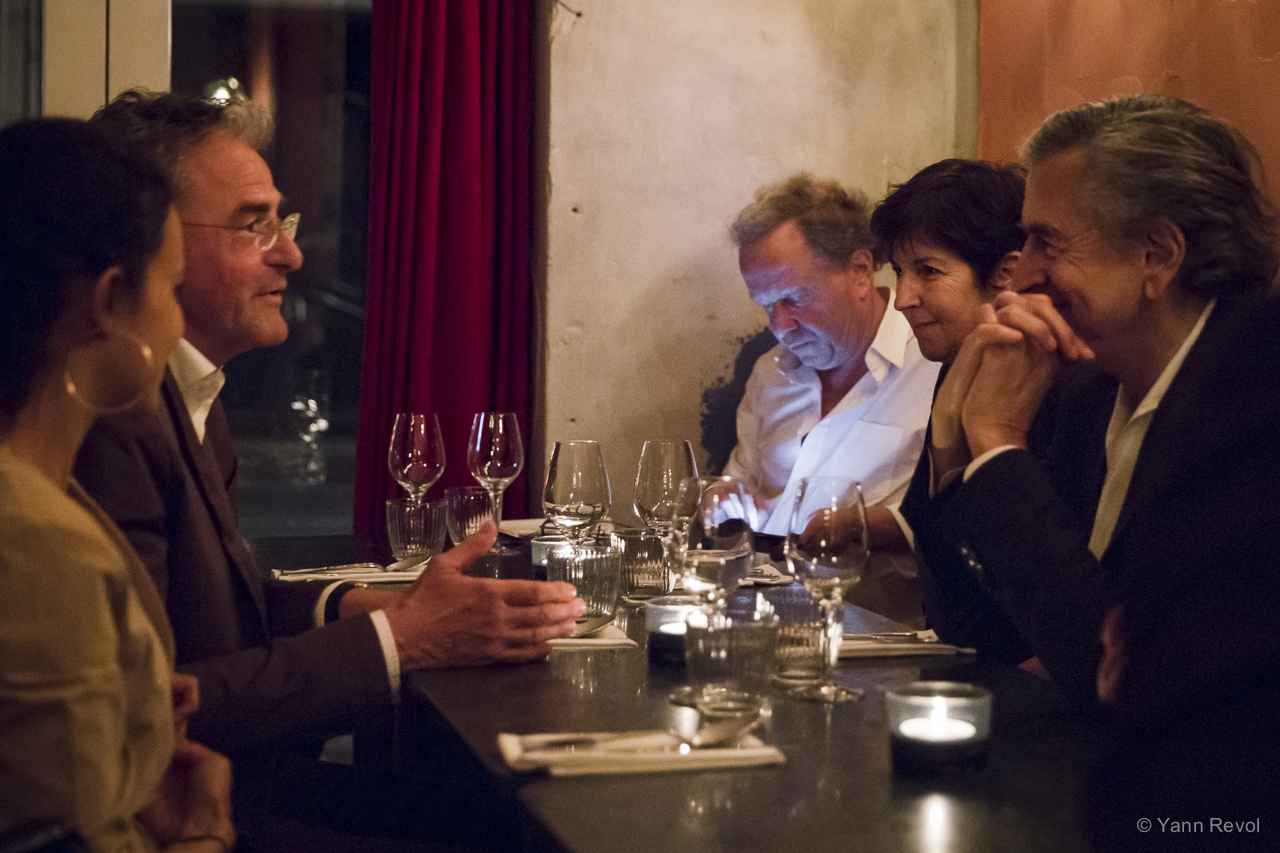 Maria de França, Jens Christian Grondahl, Francois Margolin, Christine Angot et Bernard-Henri Levy à Copenhague autour d'une table de restaurant