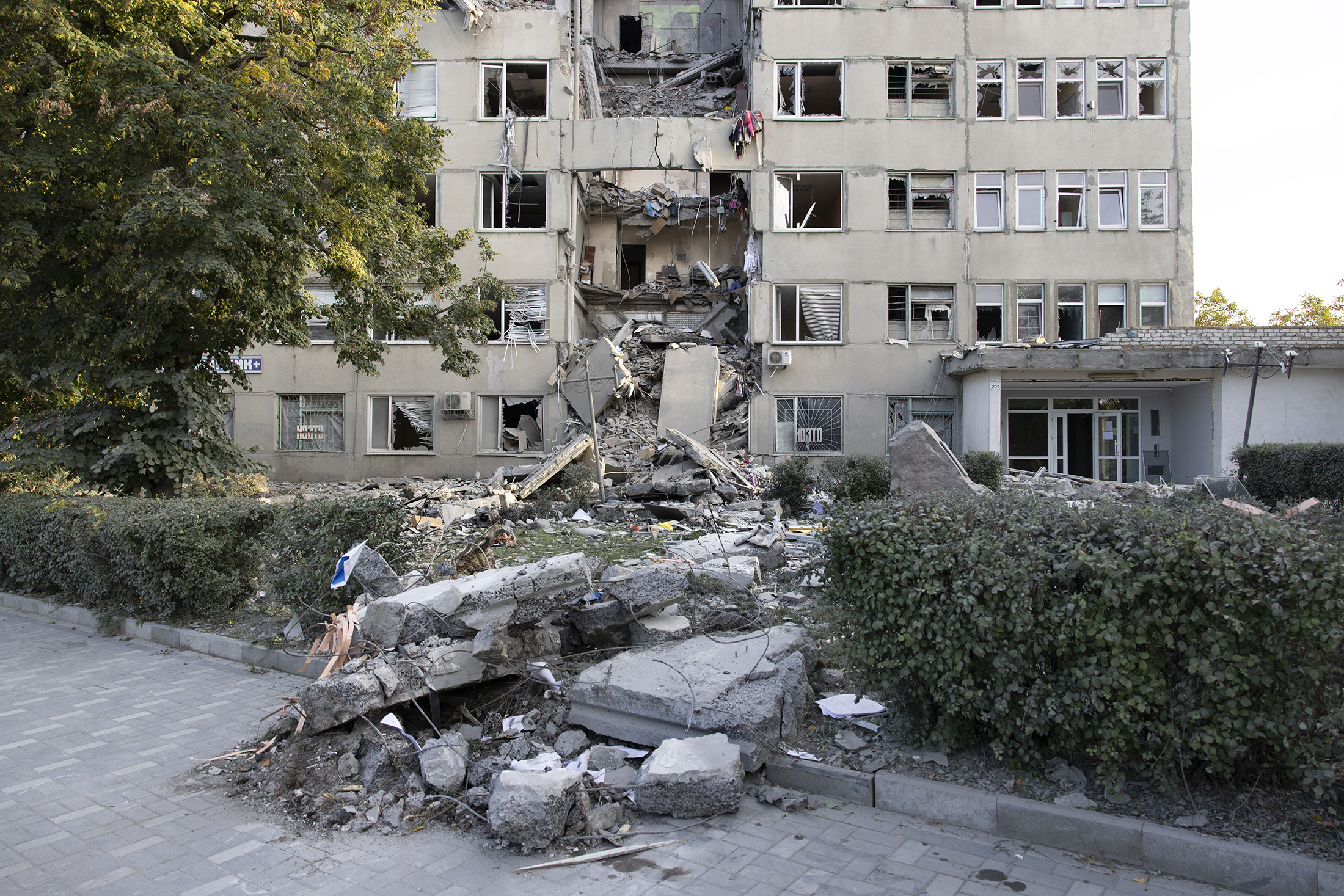 Vue d'un immeuble éventré, en ruines, détruit par des bombardements.