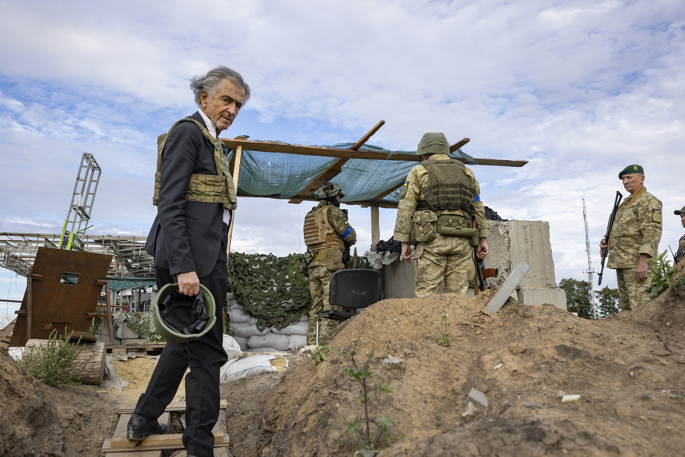 Bernard-Henri Lévy à Kharkiv, avec des militaires ukrainiens, devant un abri militaire.