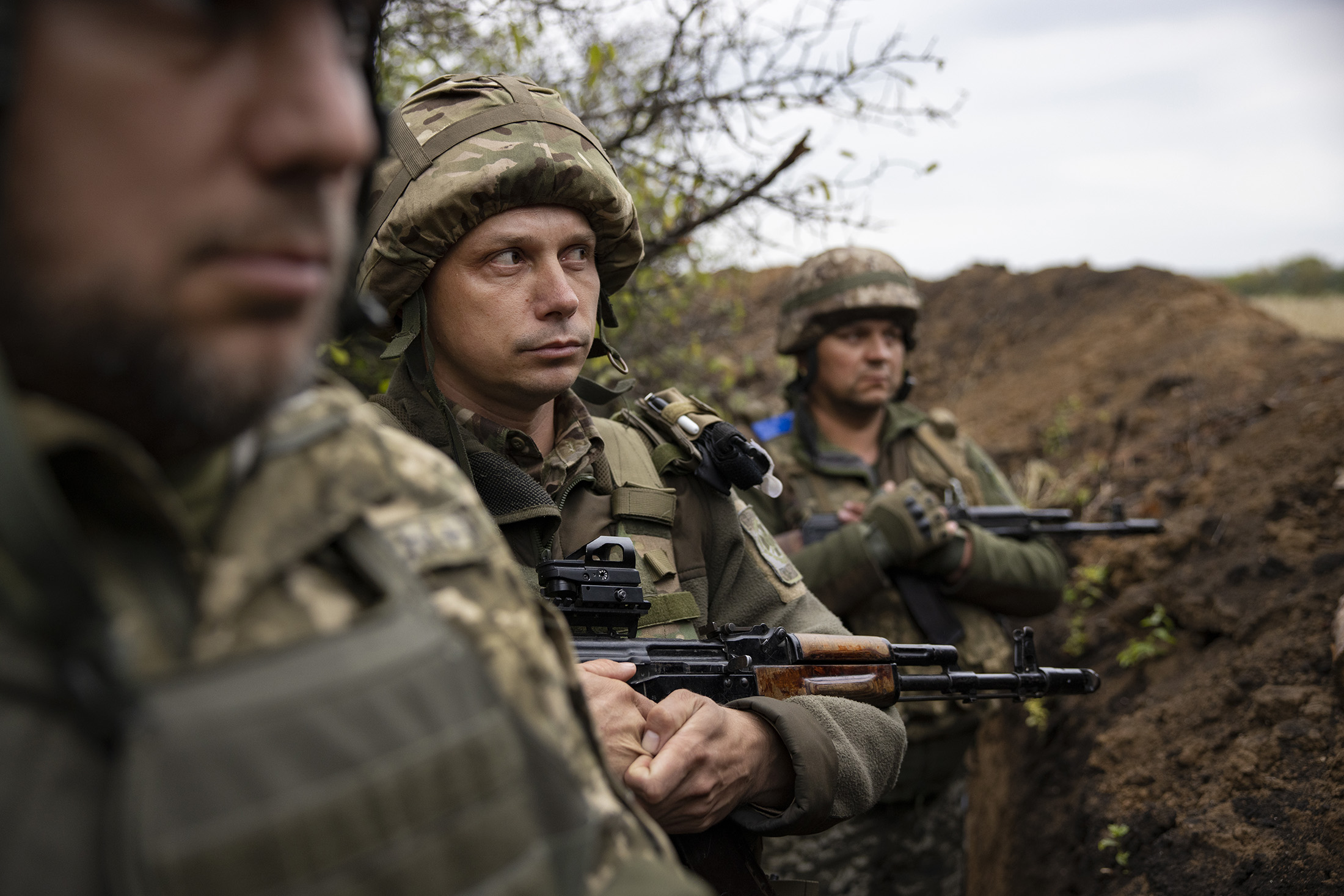 Militaires ukrainiens dans des tranchées à Lyman