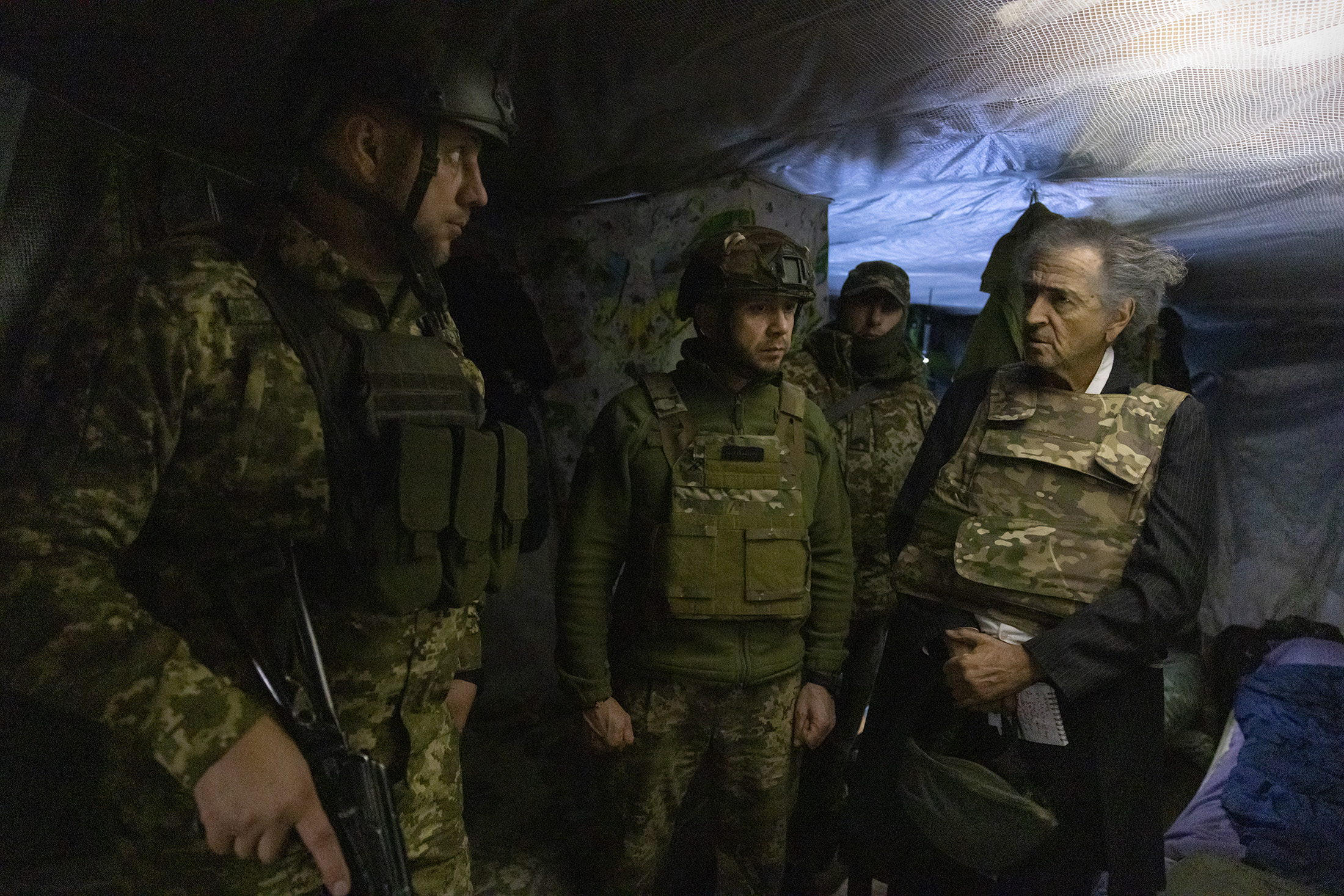 BHL dans les tranchées de Lyman en Ukraine, dans un abri avec trois militaires.