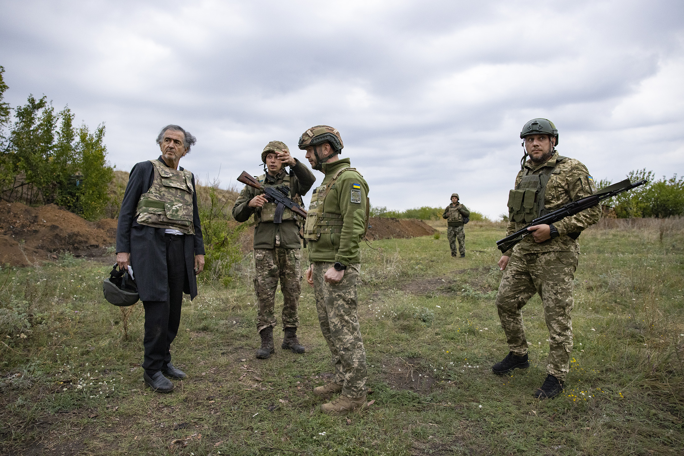 Bernard-Henri Lévy rencontre les militaires ukrainiens des tranchées de Lyman dans la campagne ukrainienne.