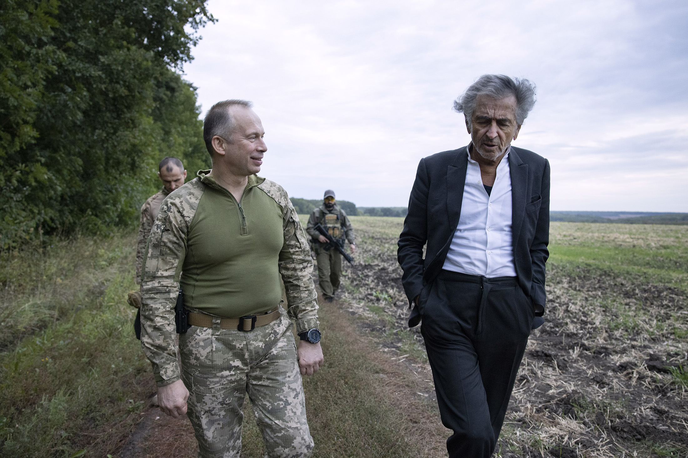 Bernard-Henri Lévy dialogue avec Oleksandr Syrsky dans la campagne ukrainienne.