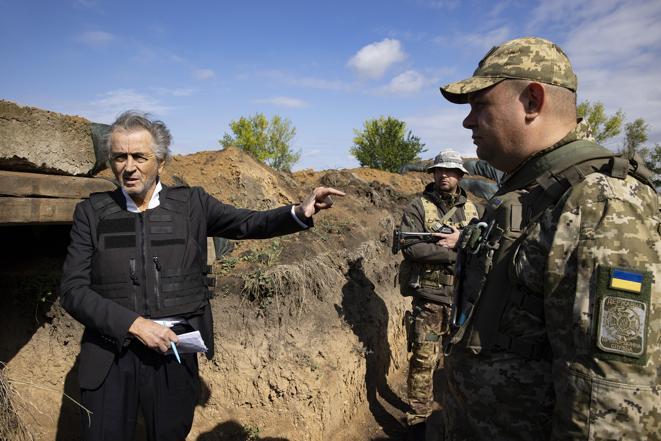 BHL dans les tranchées de Kherson avec des militaires.