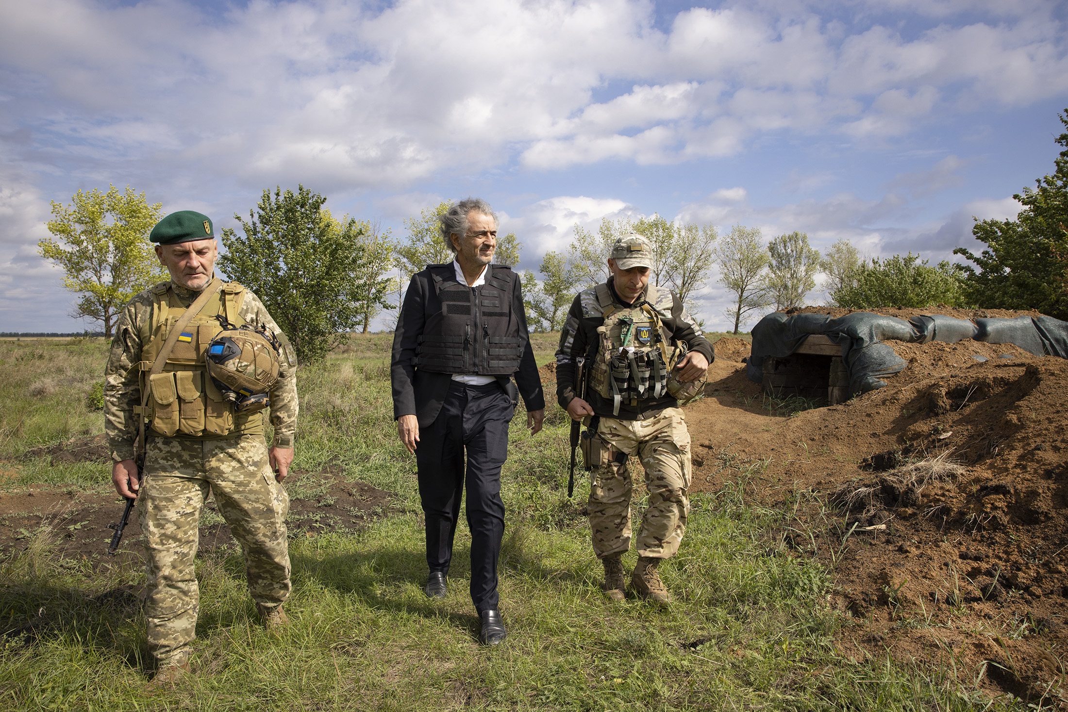Bernard-Henri Lévy à Kherson en Ukraine, il marche sur le front avec deux militaires.