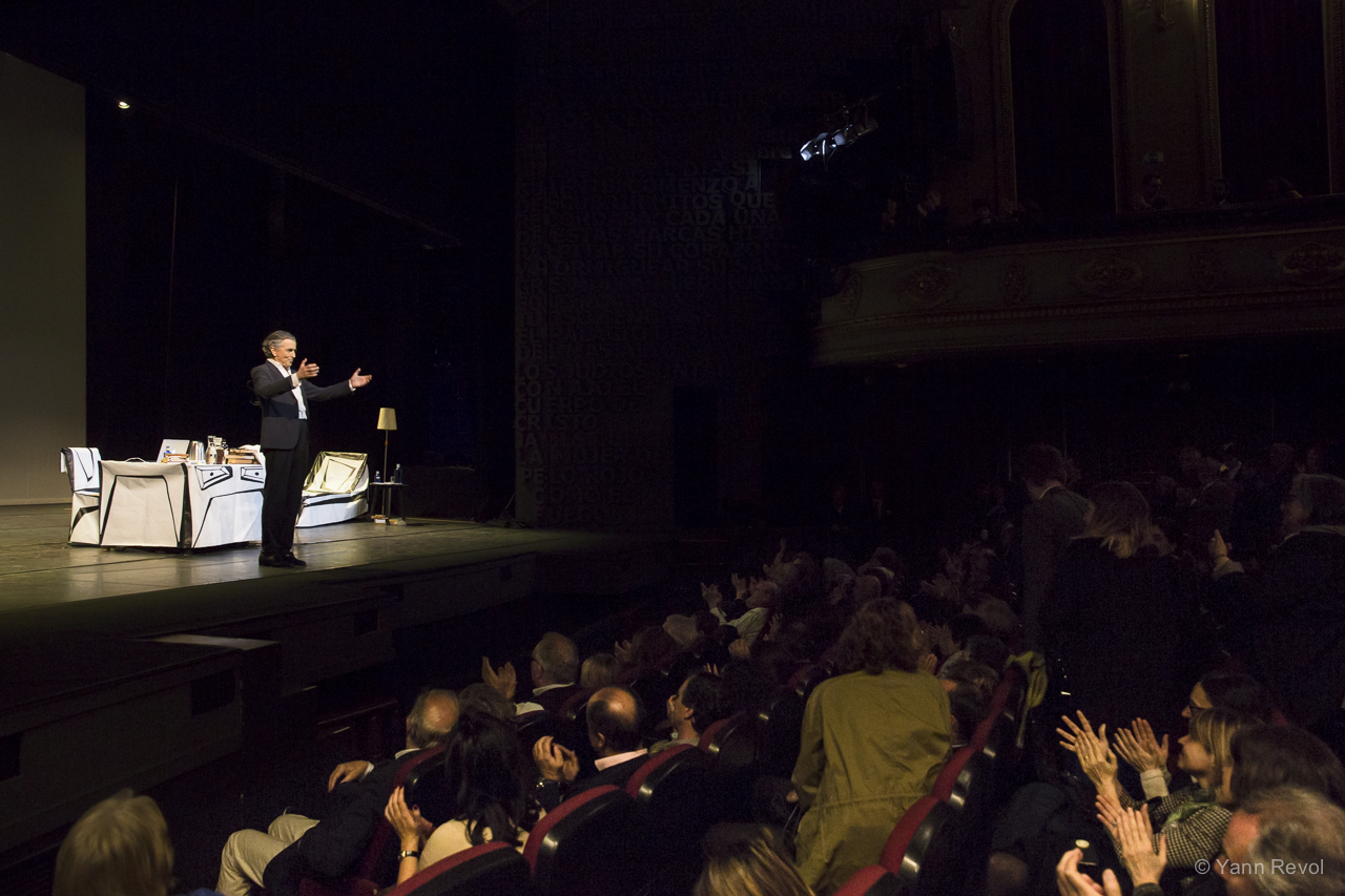 Bernard-Henri Lévy à l'issue de la représentation de « Looking for Europe » à Madrid. Seul à l'avant-scène il salue le public.