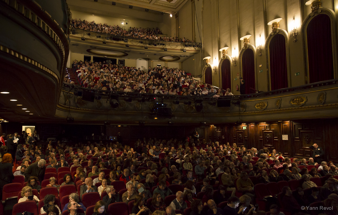 Le public du Teatro Nuevo Apolo pour « Looking for Europe » : vue de la salle pleine avant le début du spectacle.