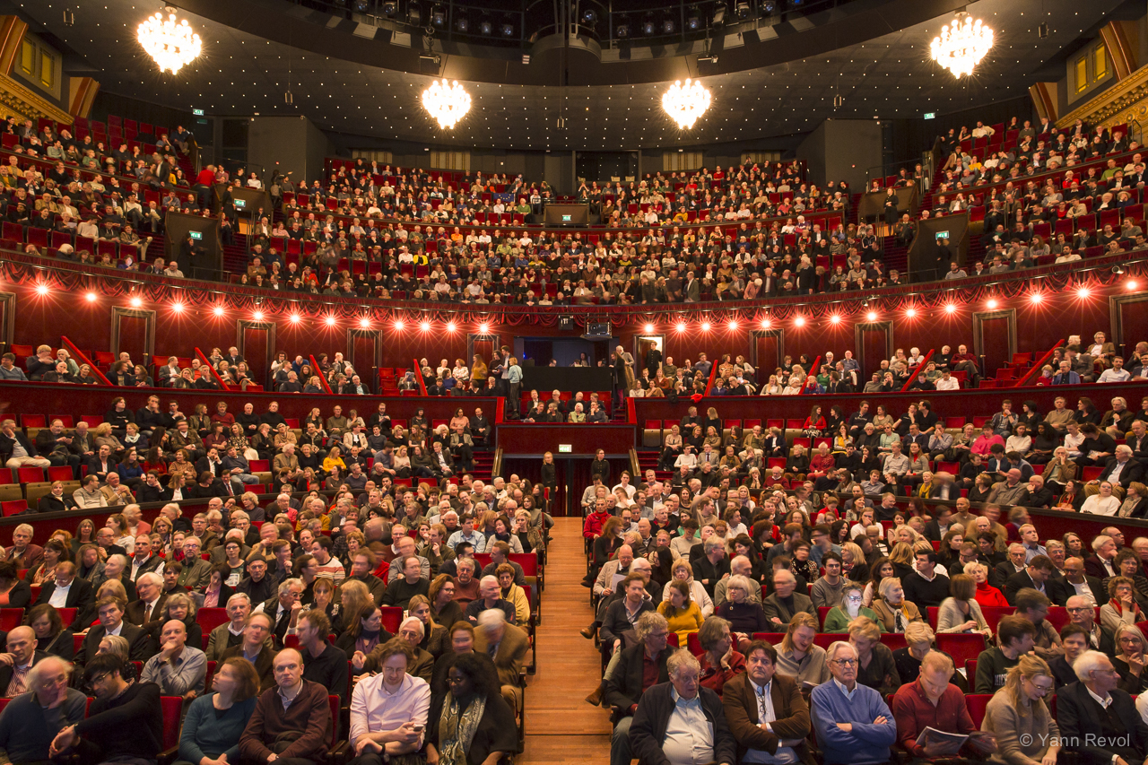 Le public du Théâtre Royal Carré d'Amsterdam pour « Looking for Europe ».