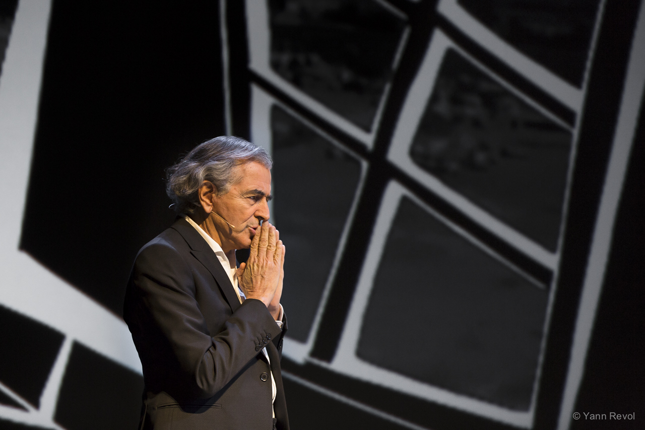 Bernard-Henri Lévy interprète sa pièce « Looking for Europe » au Théâtre Royal Carré d'Amsterdam