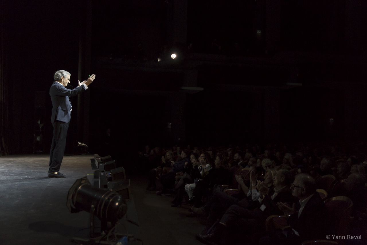 Bernard-Henri Lévy sur scène à l'issue de sa pièce au Théâtre Pallas d'Athènes, il salue le public qui applaudit.