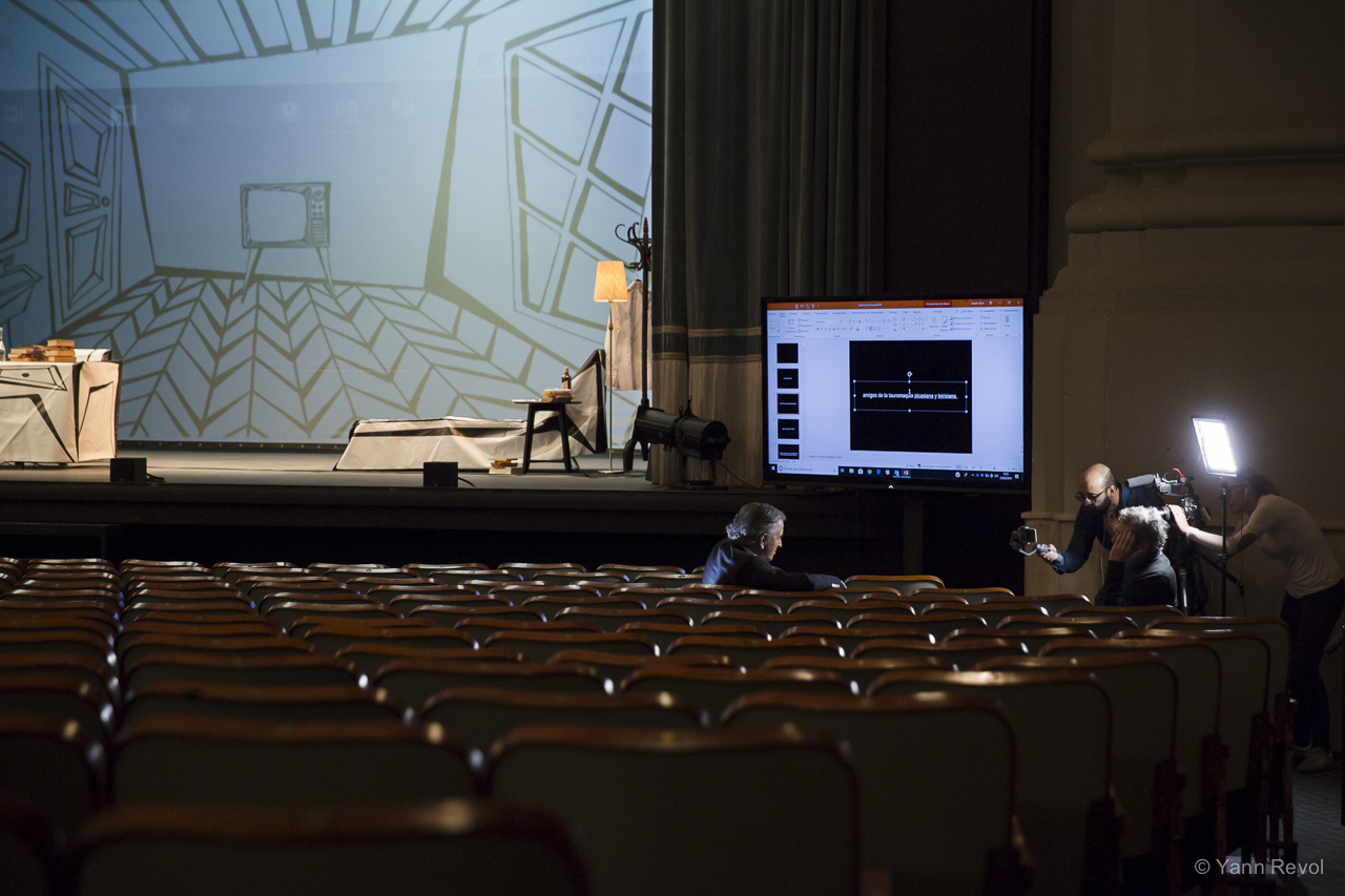 Bernard-Henri Lévy avant une représentation de « Looking for Europe » au Teatre Coliseum de Barcelone, il est assis dans la salle face à la scène.