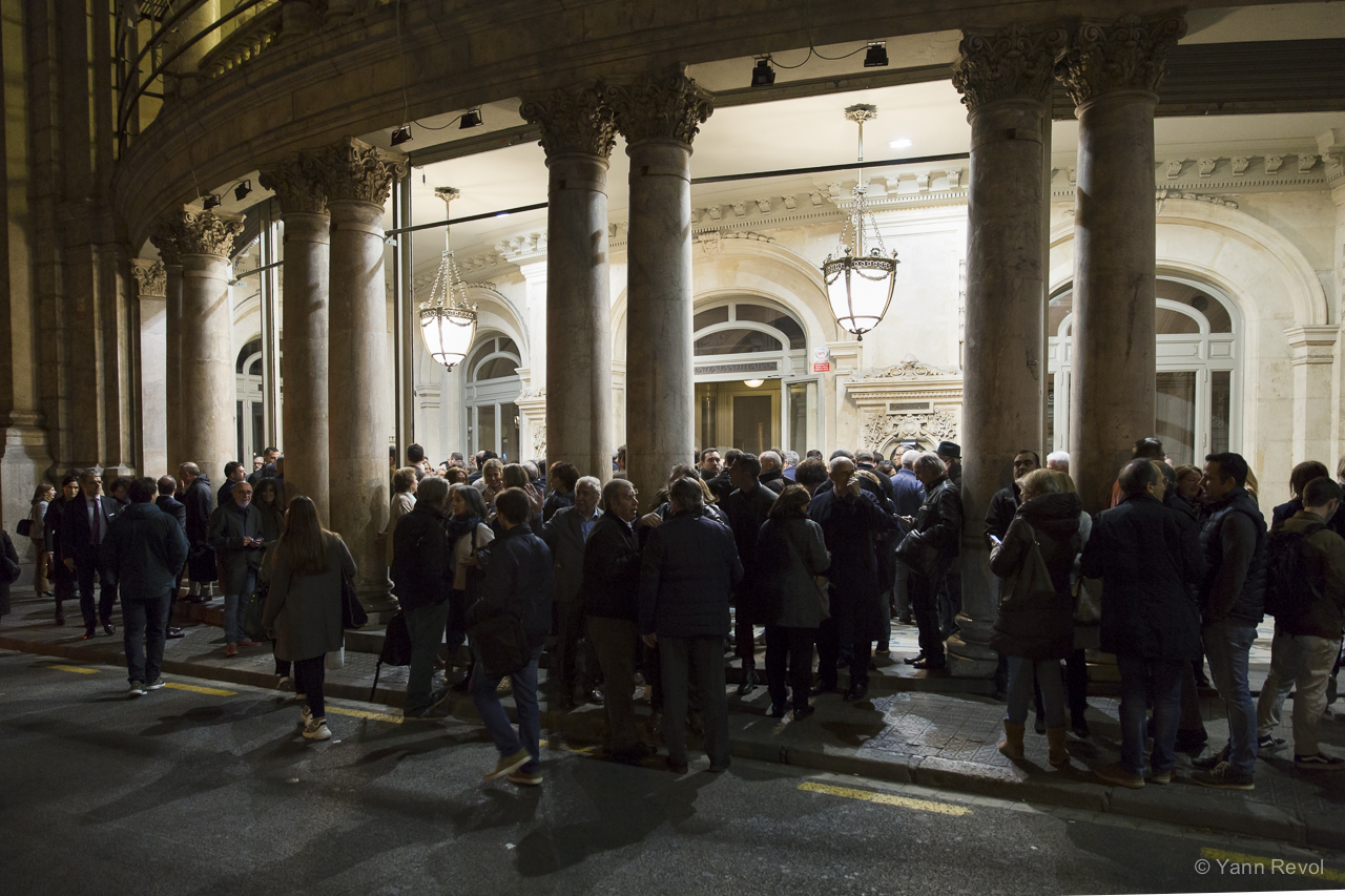 Public rassemblé devant le théâtre Coliseum de Barcelone le soir.