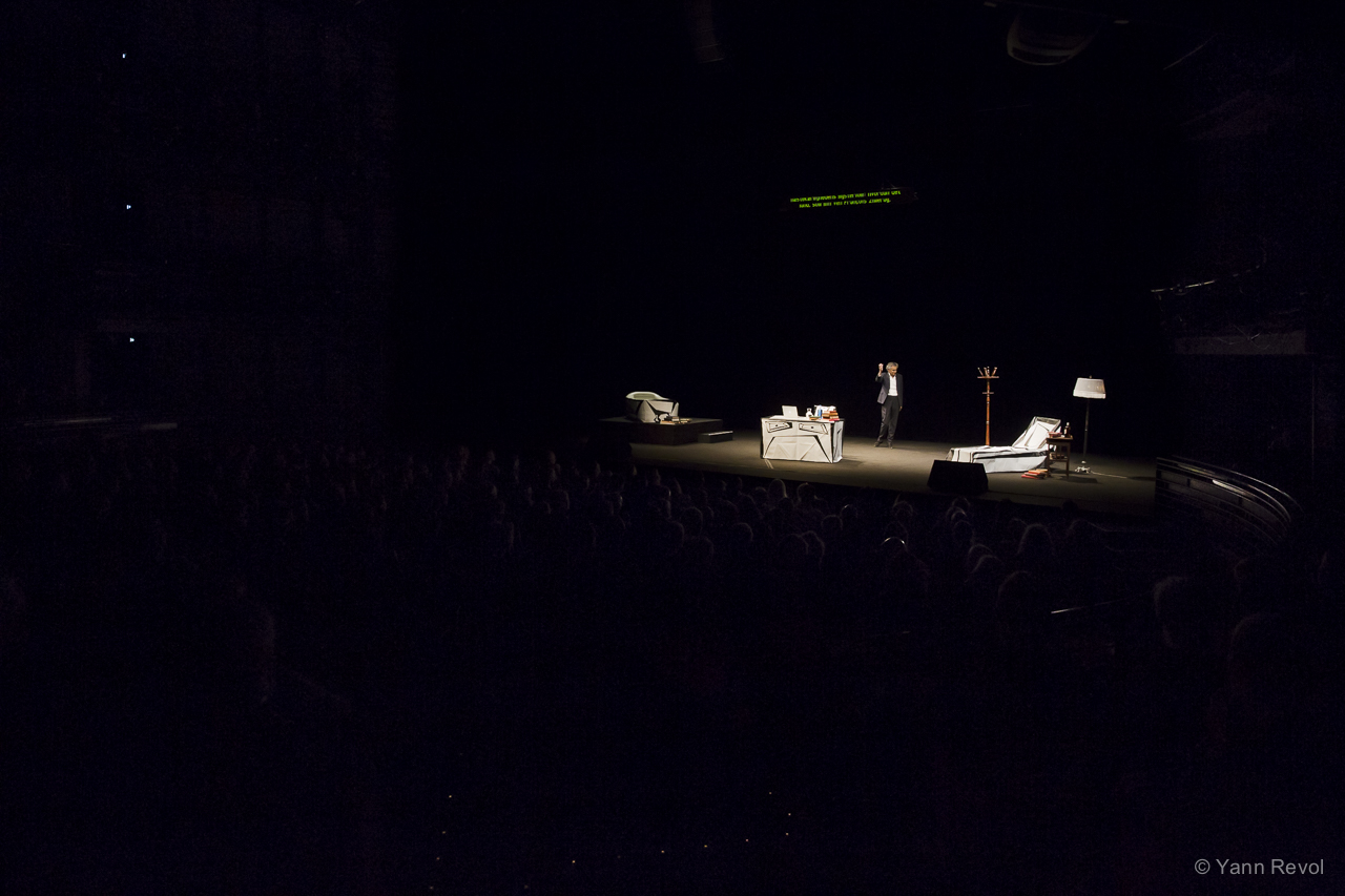 Bernard-Henri Lévy joue « Looking for Europe » au Royal Danish Playhouse de Copenhague. Il est seul en scène.