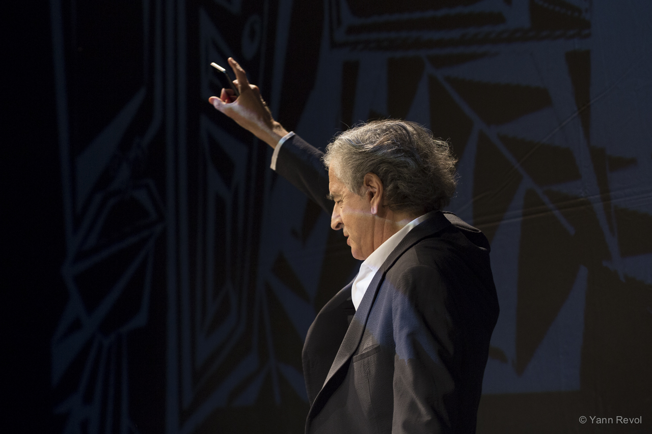 Bernard-Henri Lévy sur la scène de l'Archa Theatre de Prague, pour sa pièce « Looking for Europe »