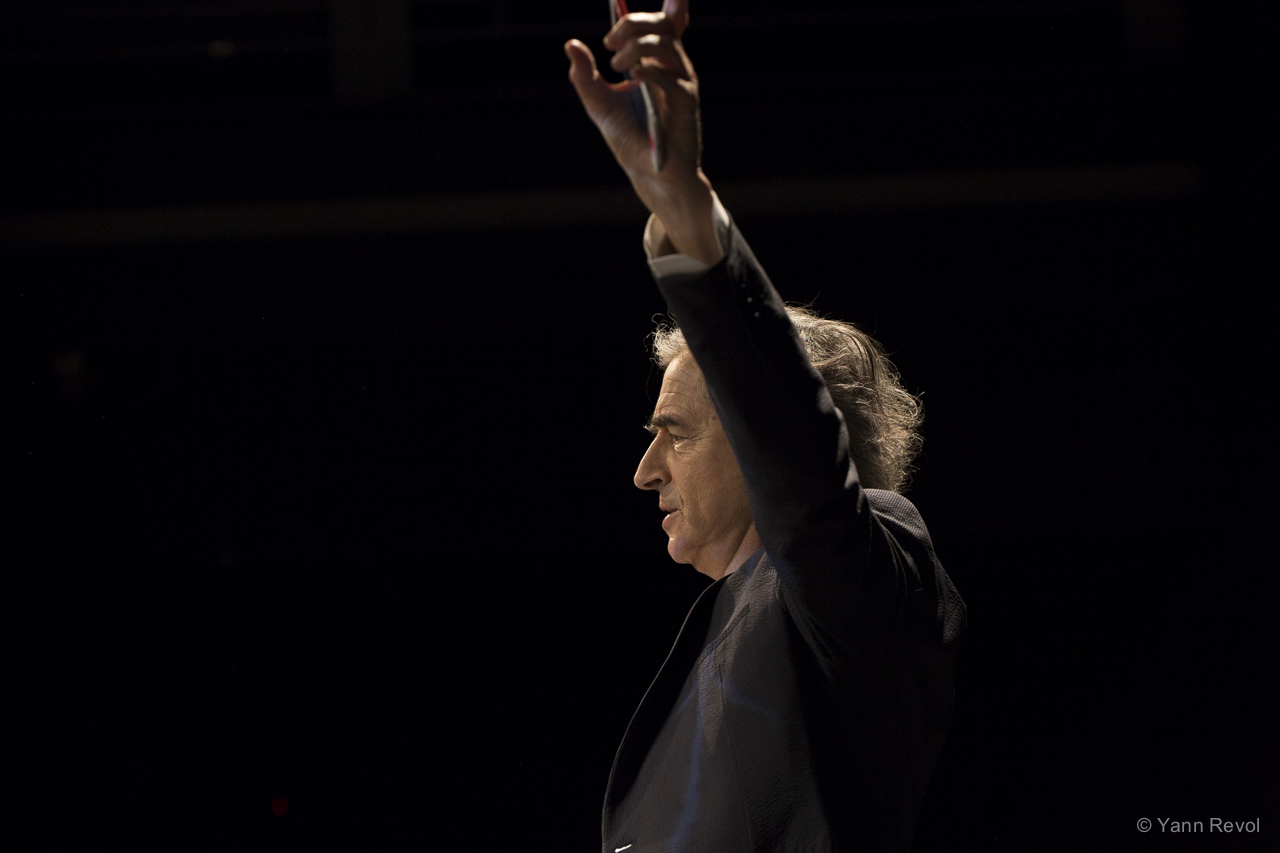 Bernard-Henri Lévy sur la scène de l'Archa Theatre de Prague, pour sa pièce « Looking for Europe »