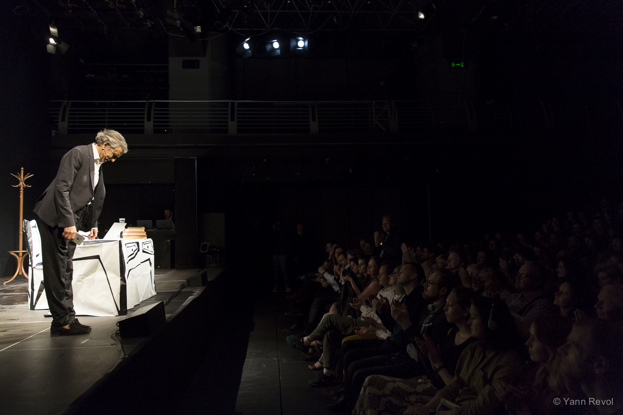 Bernard-Henri Lévy salue le public, à l'avant-scène de l'Archa Theatre de Prague à l'issue de sa pièce « Looking for Europe ».