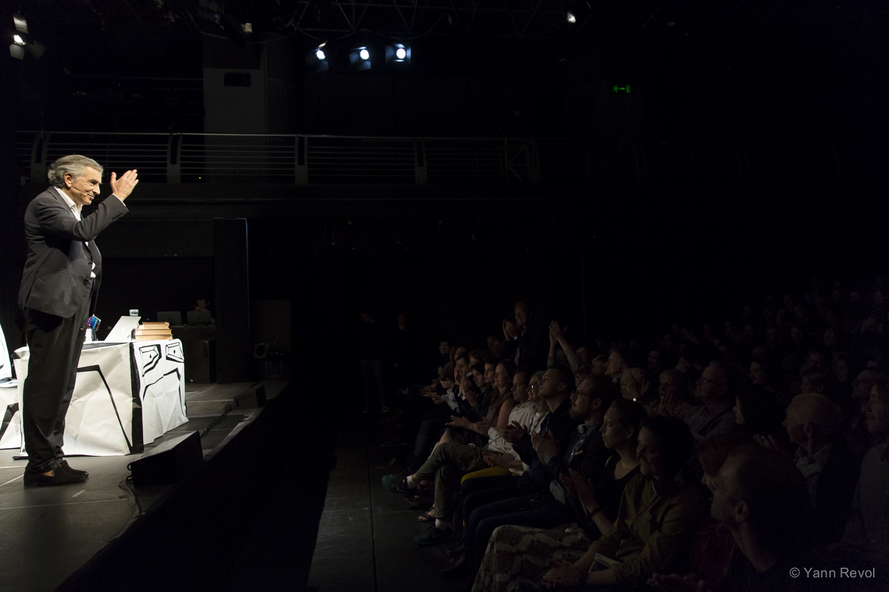 Bernard-Henri Lévy salue le public, à l'avant-scène de l'Archa Theatre de Prague à l'issue de sa pièce « Looking for Europe ».