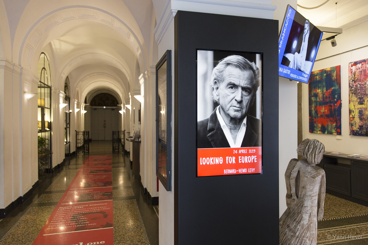 Le Hall du Le Teatro Sala Umberto de Rome, avec une affiche de la pièce Looking for Europe de Bernard-Henri Lévy.