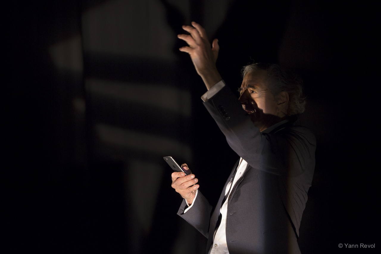 Bernard-Henri Lévy donne une représentation de sa pièce, il est seul en scène, debout.