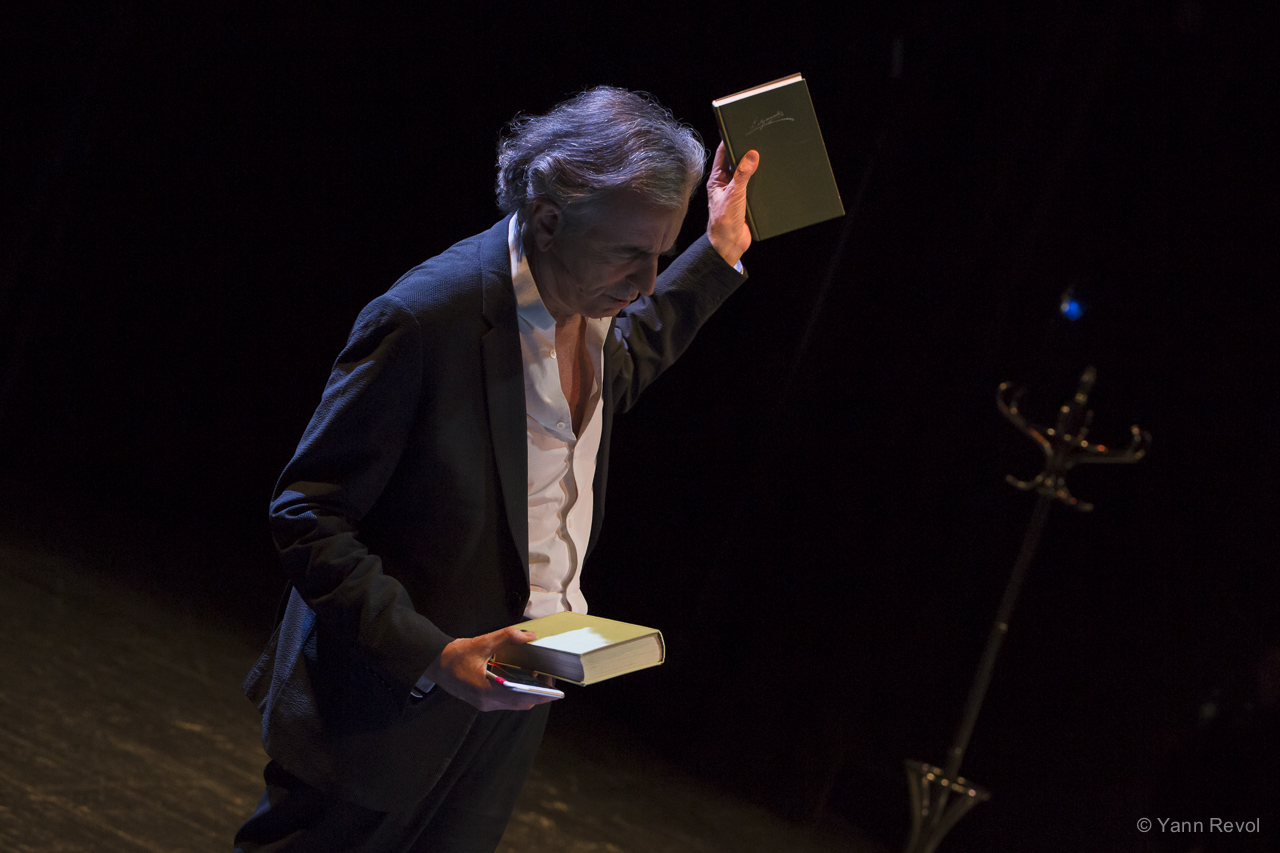 « Looking for Europe » de et avec BHL au Theater Akzent de Vienne. Seul sur scène BHL porte des livres dans ses mains.