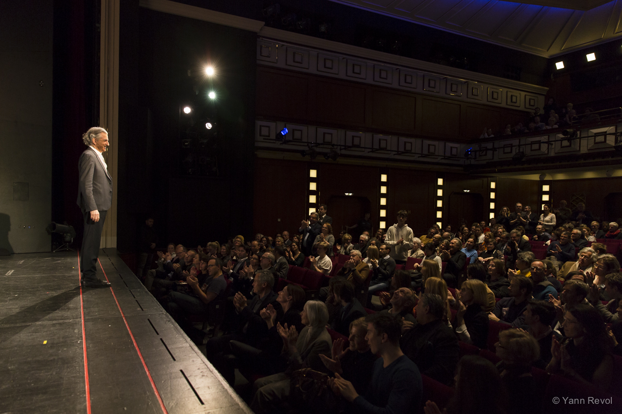 Bernard-Henri Lévy à l'avant-scène du Theater Akzent de Vienne, salue le public à l'issue de sa prestation dans sa pièce « Looking for Europe ».