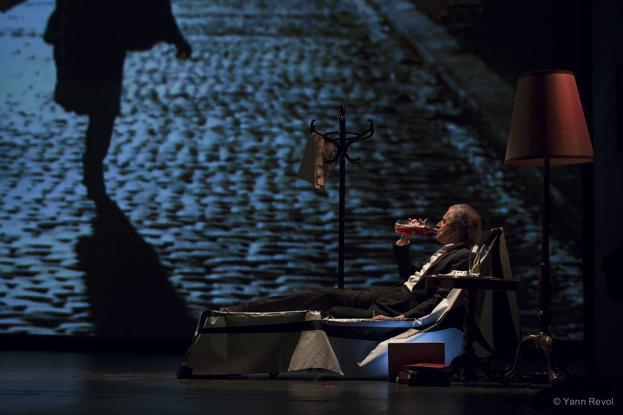 BHL joue sa pièce « Looking for Europe » au Theater Akzent de Vienne. Sur scène il est allongé dans un divan.