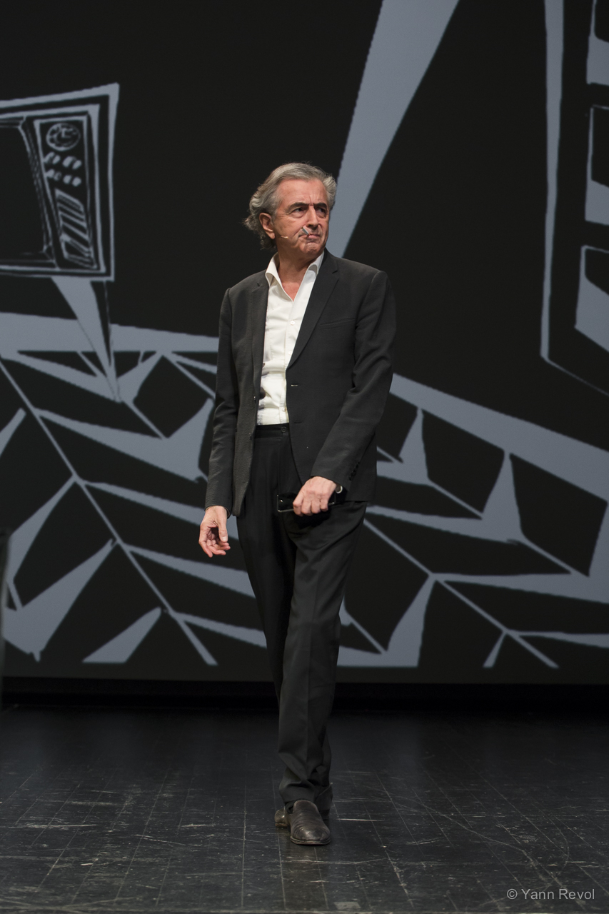 Bernard-Henri Lévy interprète « Looking for Europe » au Theater Akzent de Vienne. Il est debout sur scène.