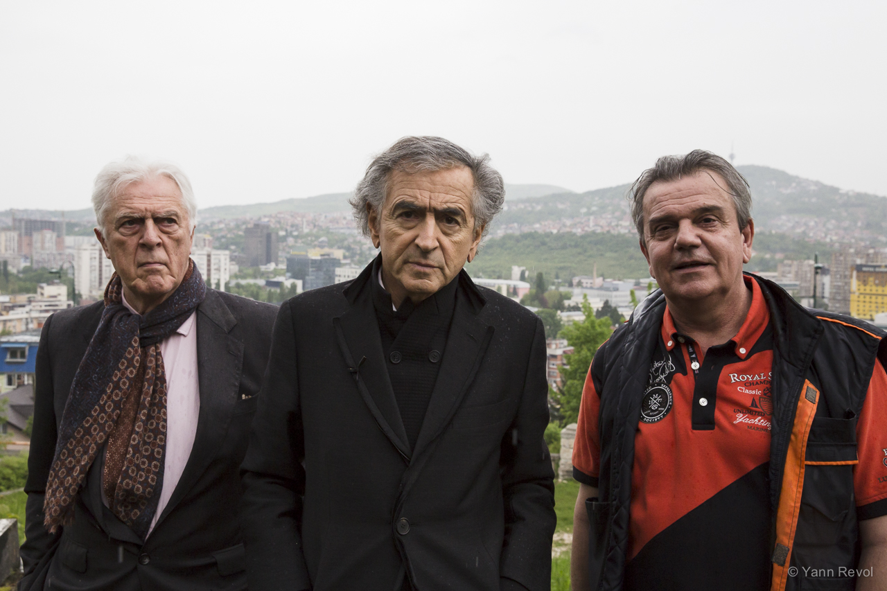 Gilles Hertzog, Bernard-Henri Lévy et Samir Landzo au Cimetière Juif de Sarajevo. On voit Sarajevo derrière eux.