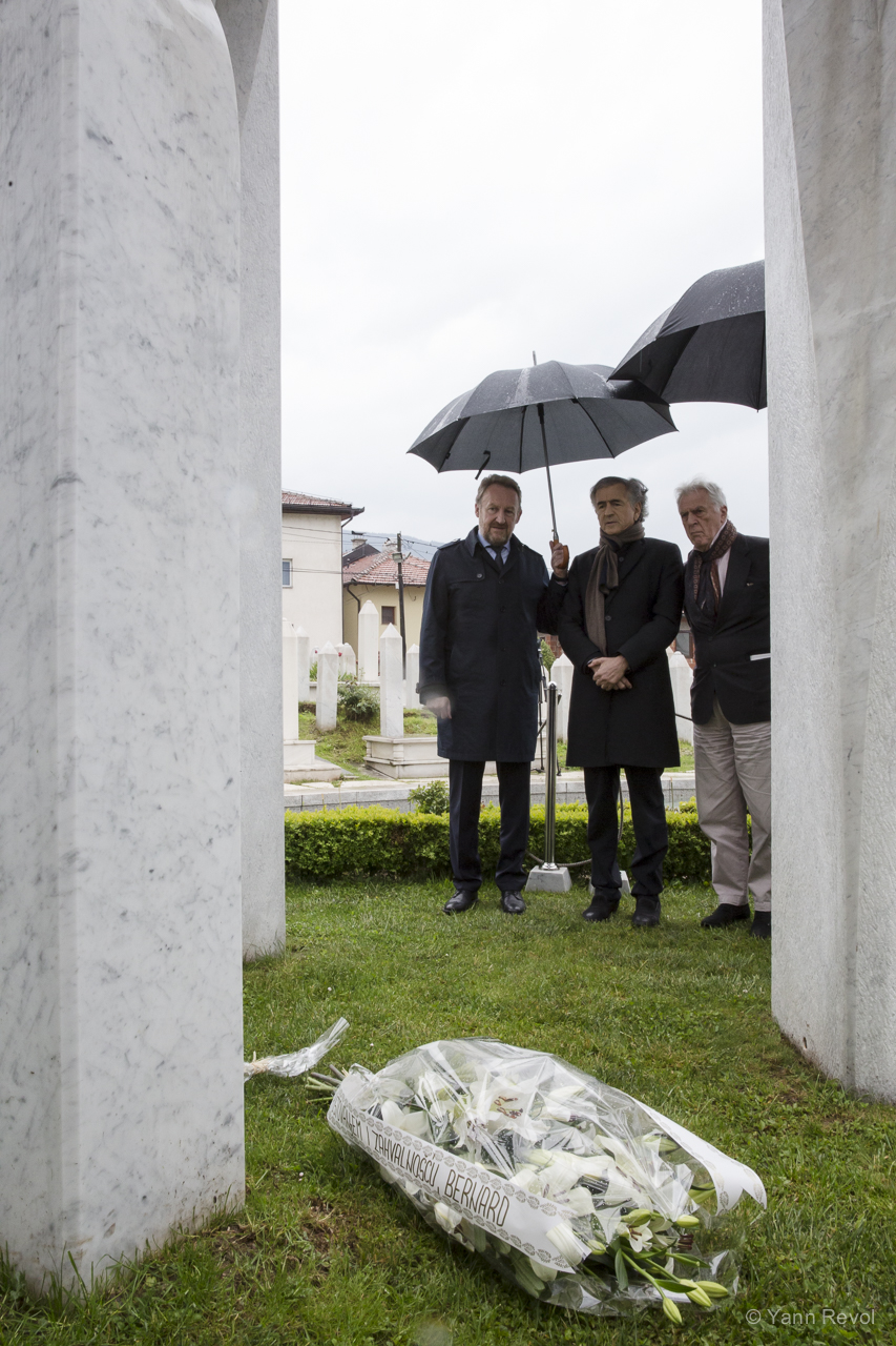 Hommage sur la tombe d'Alija Izetbegovic en prsénce de Bakir Izetbegovic, Bernard Henri Lévy et Gilles Hertzog à Sarajevo