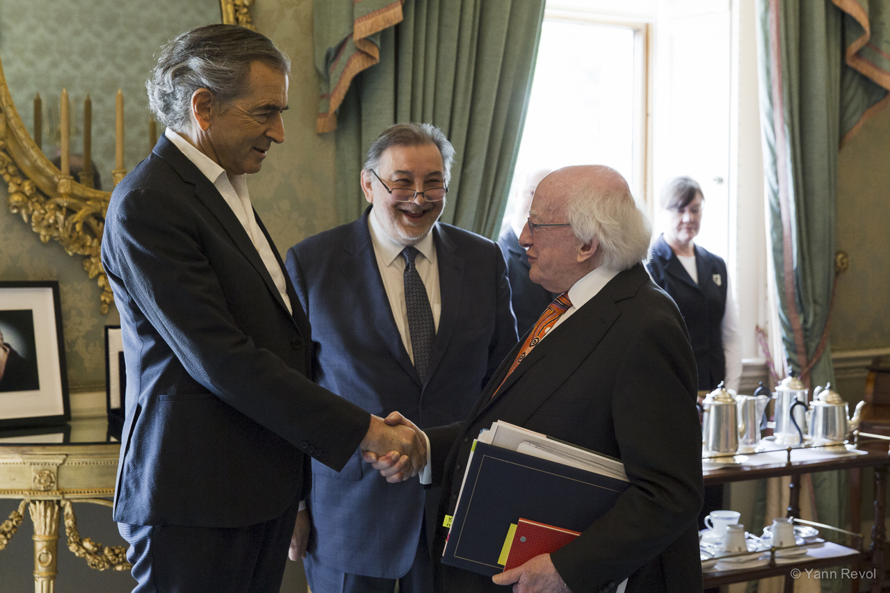 Bernard-Henri Lévy rencontre le Président de l'Irlande Michael D. Higgins au Palais présidentiel de Dublin. Ils se serrent la main.