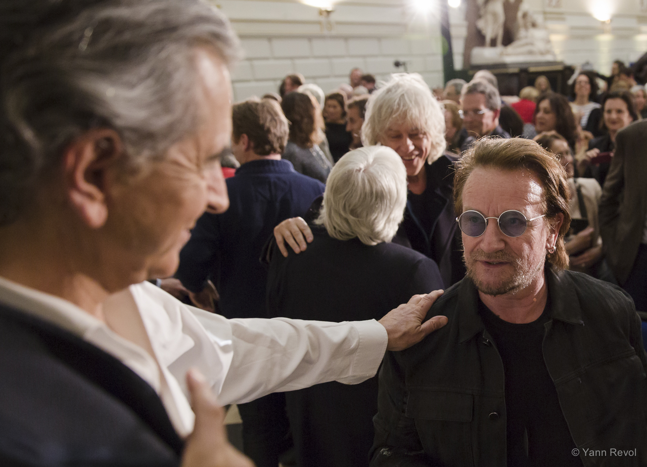 Bono venu voir la pièce de Bernard-Henri Lévy « Looking for Europe » au Trinity college de Dublin.