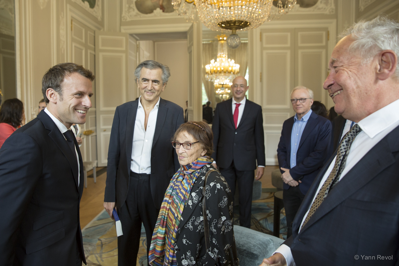 Bernard-Henri Lévy, Emmanuel Macron, Anne Applebaum Rob Riemen, David Grossman et Simon Schama dans un salon de l'Elysée.