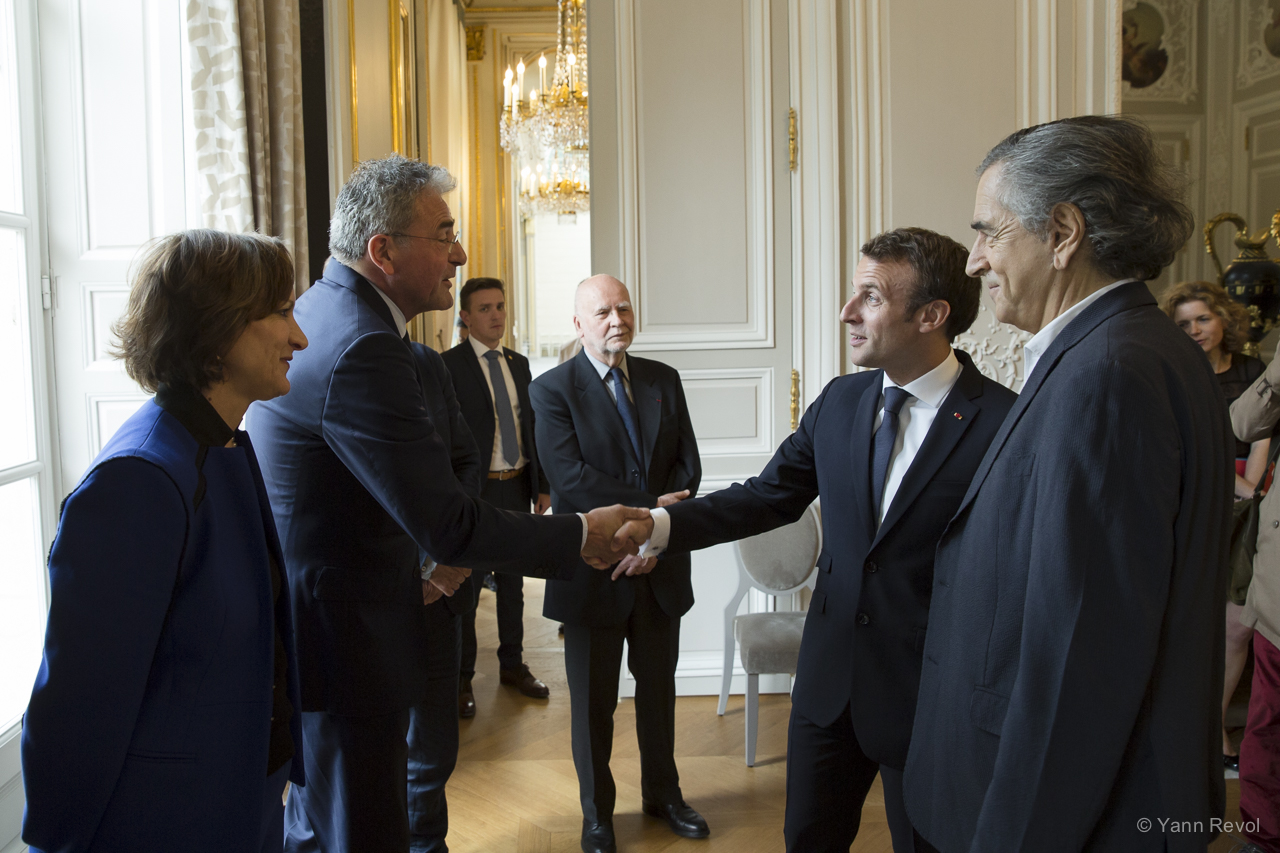 Jens Christian Grondahl salué par Emmanuel Macron dans un salon de l'Élysée. À leurs côtés : Adam Zagajewski et Bernard-Henri Lévy.