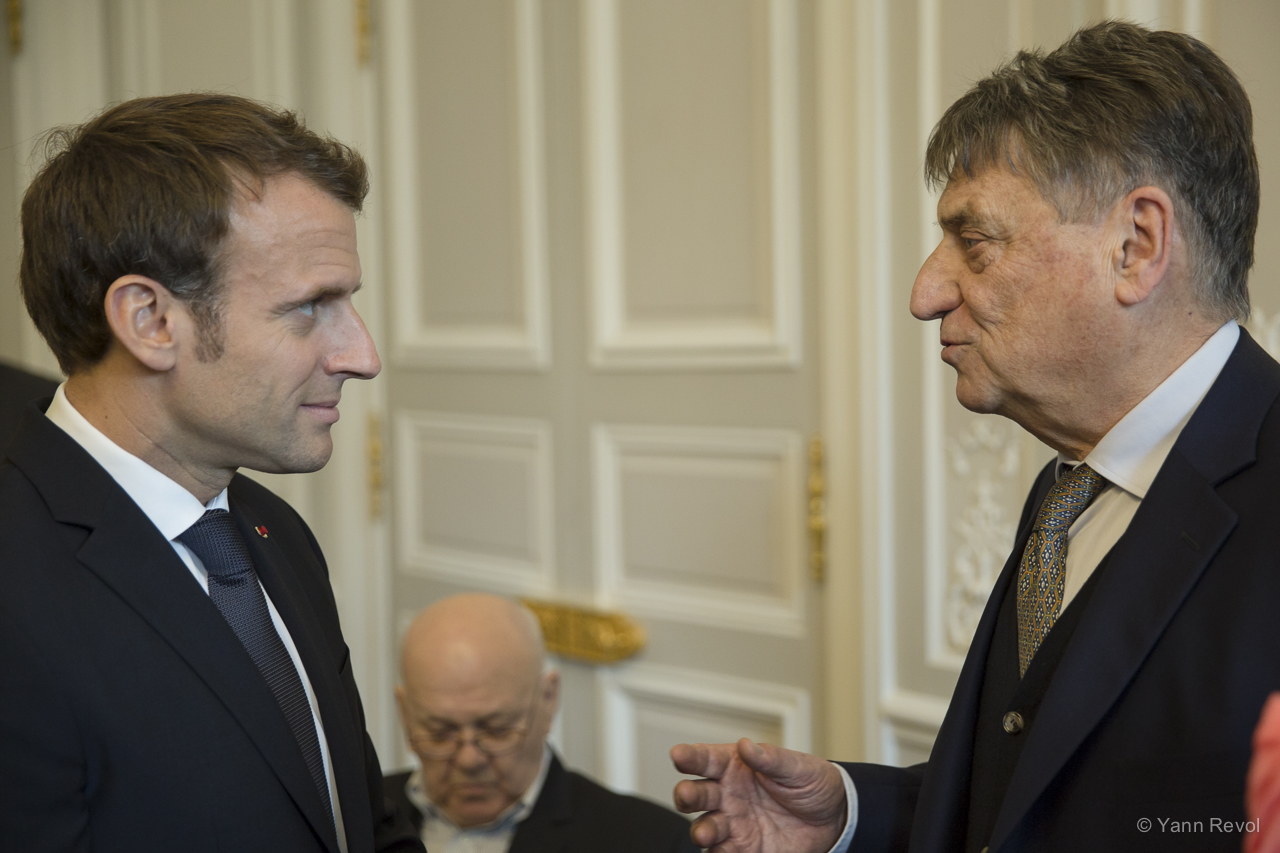 Dialogue entre Emmanuel Macron et l'écrivain italien Claudio Magris à l'Élysée.