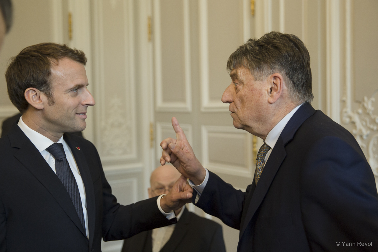 Dialogue entre Emmanuel Macron et l'écrivain italien Claudio Magris à l'Élysée.