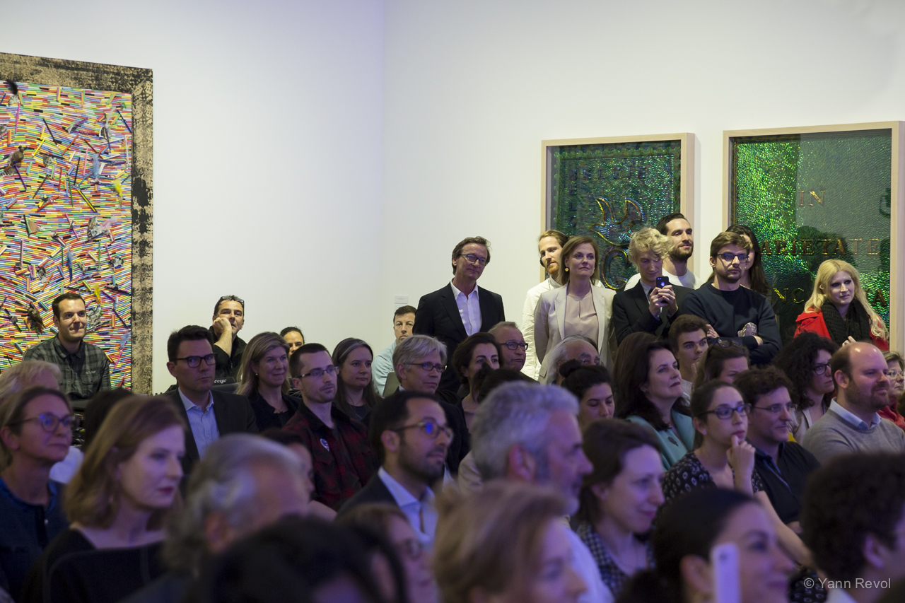 Thaddaeus Ropac découvre la pièce de Bernard-Henri Lévy « Looking for Europe » dans sa Galerie à Londres. Il est debout parmi le public au fond de la salle.