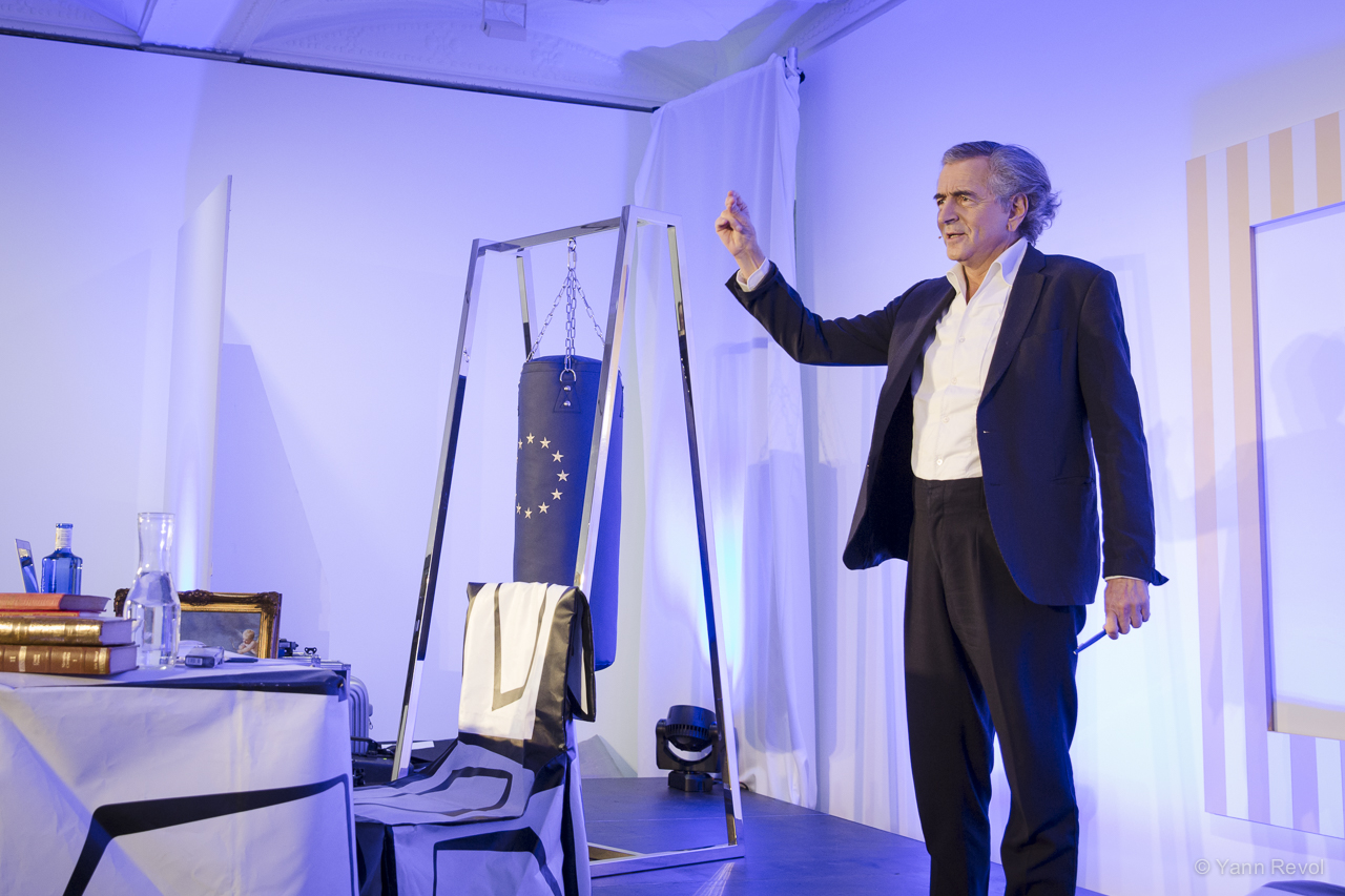 Bernard-Henri Lévy joue « Looking for Europe » à la Galerie Thaddaeus Ropac de Londres. Il est debout et seul sur la scène.
