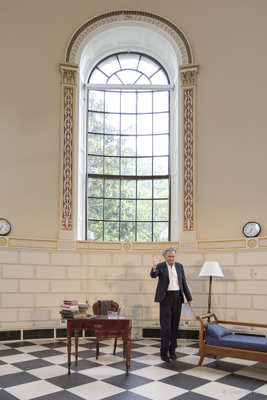 Bernard-Henri Lévy joue son texte de combat « Looking for Europe » au Trinity college de Dublin, il est debout seul en scène.