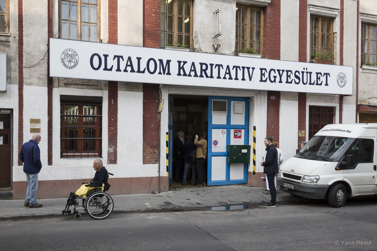 Vue extérieure des locaux de l'association caritative Oltalom à Budapest.