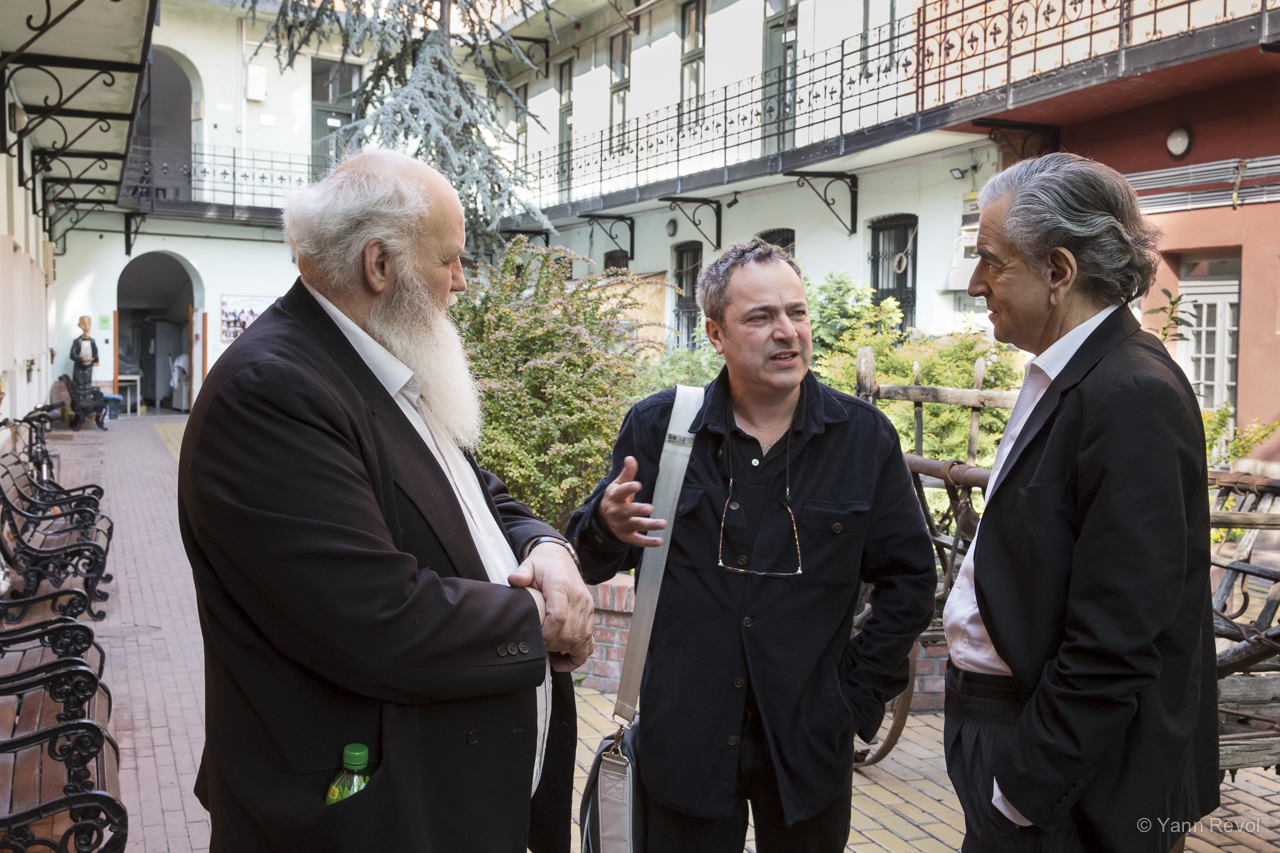 Gabor Ivanyi (fondateur du centre), Balazs Gera et Bernard-Henri Lévy visitent l'association caritative Oltalom.