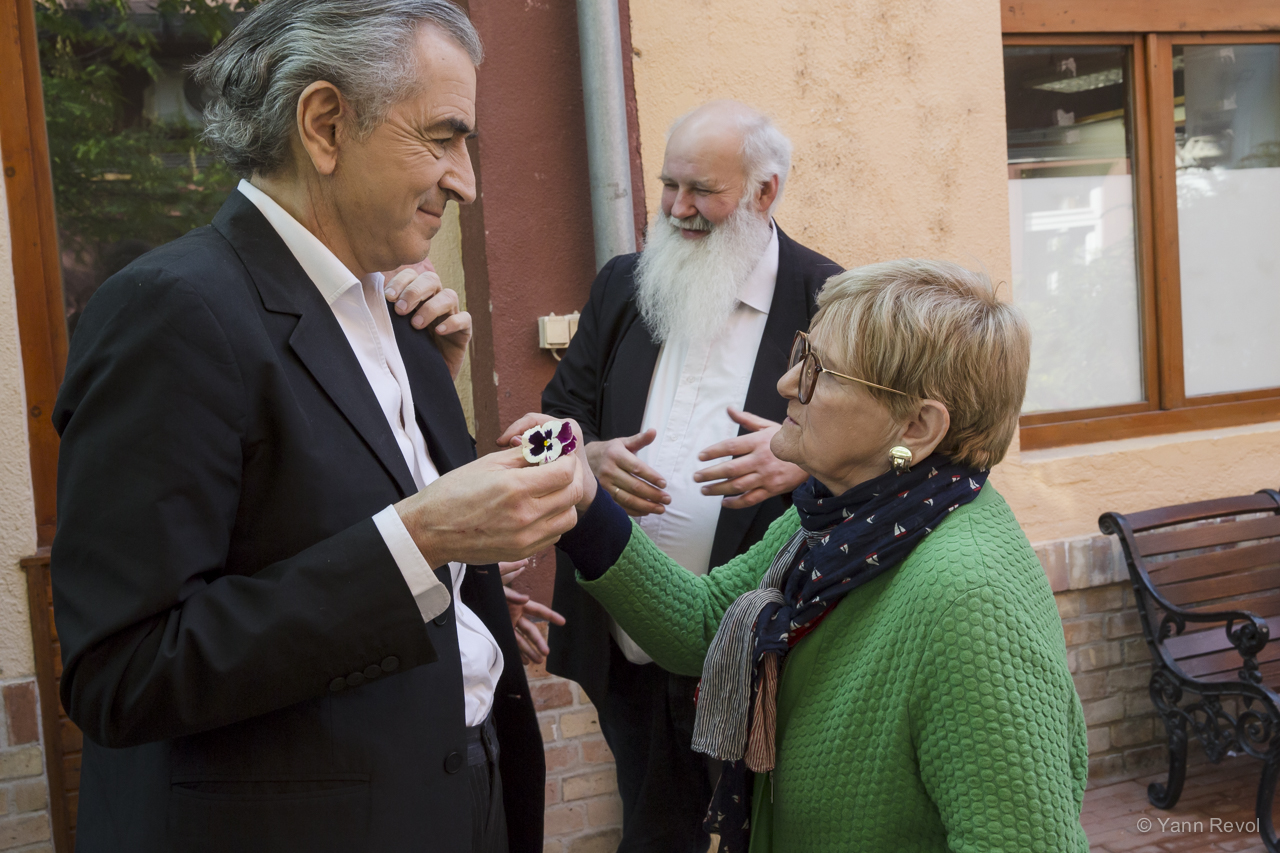 Bernard-Henri Levy, Gabor Ivanyi et Katalin Palotas (tous deux fondateurs du centre), visitent l'association caritative Oltalom.