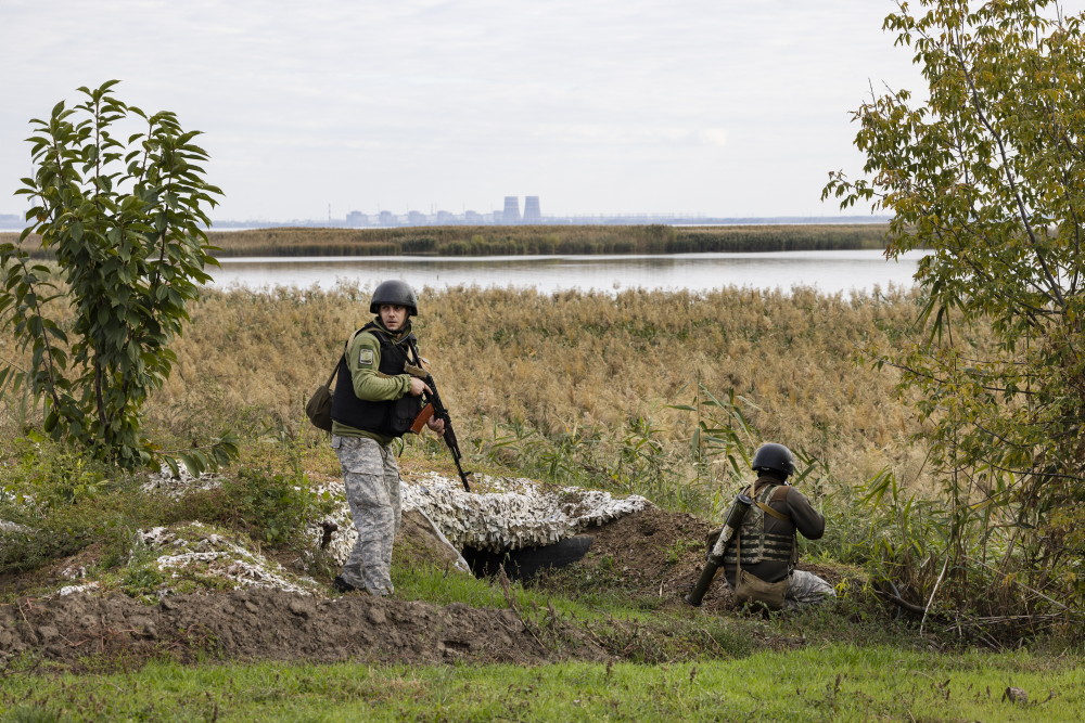 Deux militaires des « bordel controls » sur les rives du Dniepr face à la centrale de Zaporijjia.