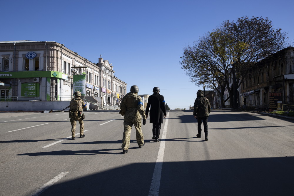 Bernard-Henri Lévy et trois militaires dans les rues désertes de Koupiansk.