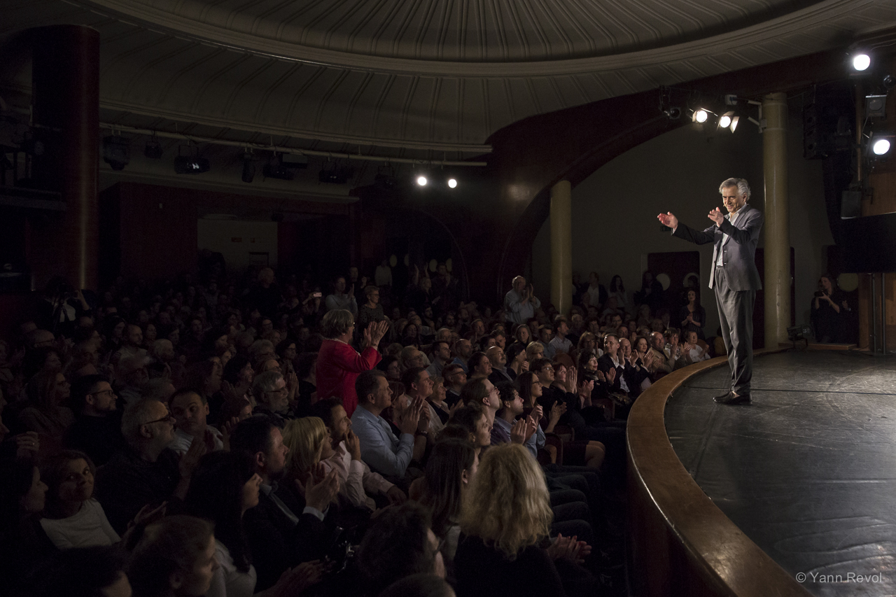 Bernard-Henri Lévy salue le public du Théâtre Belvarosi à l'issue d'une représentation de sa pièce « Looking for Europe », il est seul à l'avant-scène.