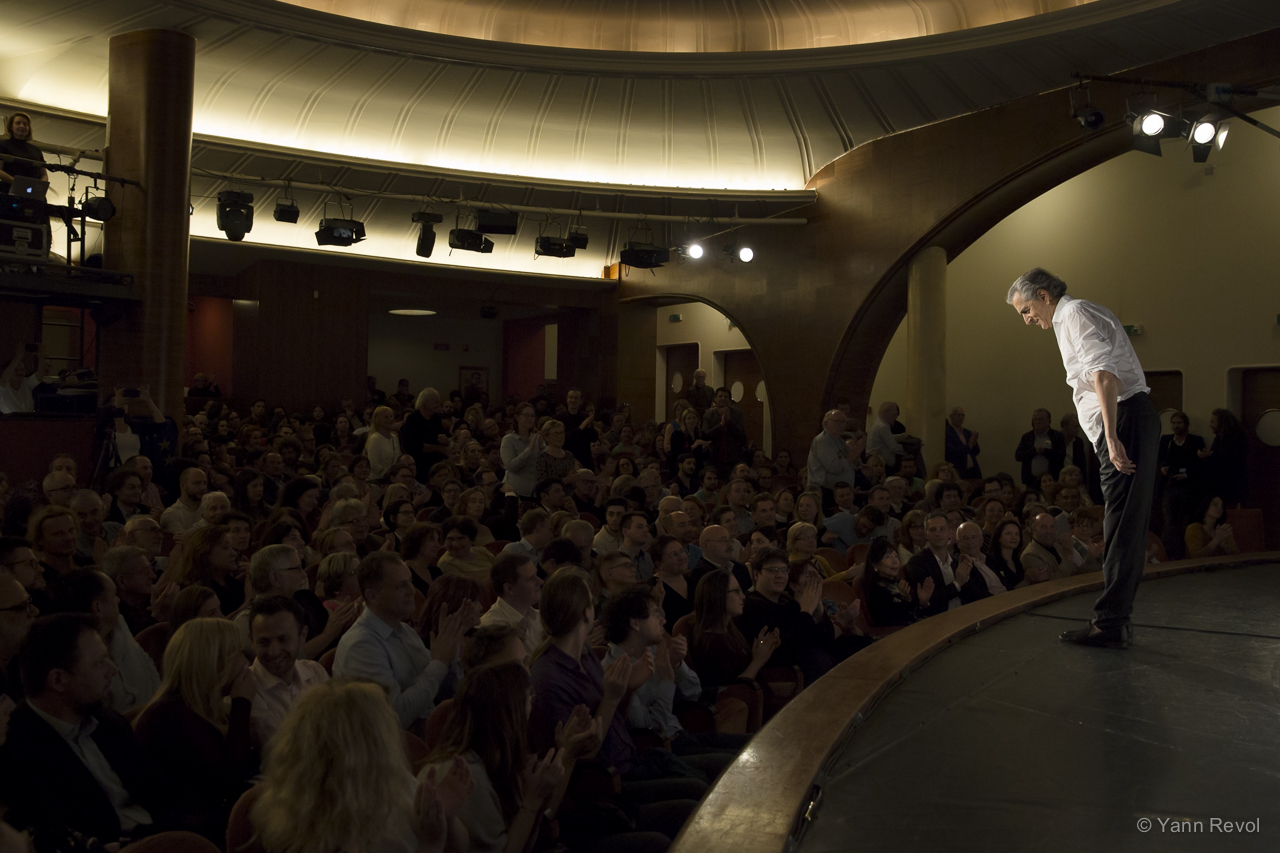 Bernard-Henri Lévy salue le public du Théâtre Belvarosi à l'issue d'une représentation de sa pièce « Looking for Europe », il est seul à l'avant-scène.