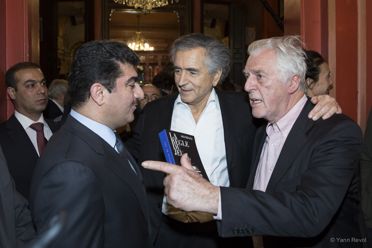 Sirwan Barzani et Gilles Hertzog échangent sous le regard de Bernard-Henri Lévy au Théâtre Antoine.
