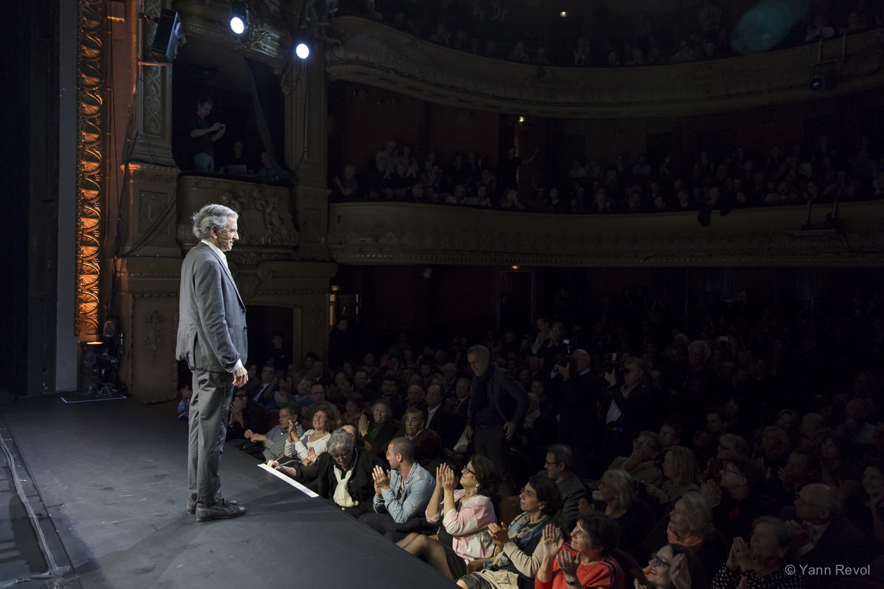 Bernard-Henri Lévy salue le public du Théâtre Antoine à l'issue de sa pièce « Looking for Europe », il est seul à l'avant-scène